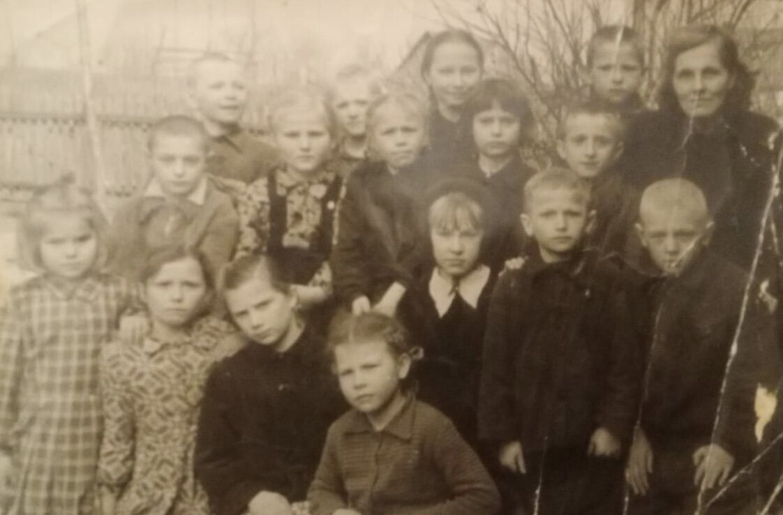 Бабушкин последний выпуск. Листайте - там надпись на обороте.