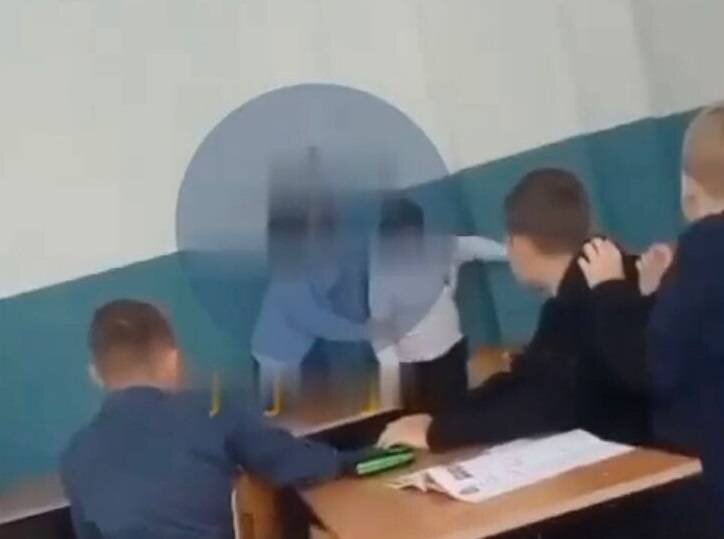 Учитель избил ученика. Случай в школе. В Таганрогской школе ученик избил учителя. 33 школа избил ученика