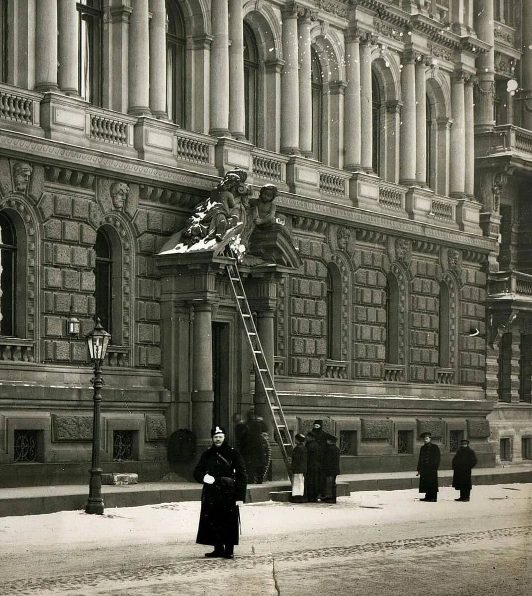 У дворца великого князя Михаила Михайловича