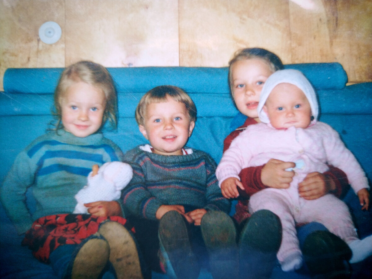 1996 год, слева-справо: Серафима, Савватий, Евдокия и у нее на ручках Марья