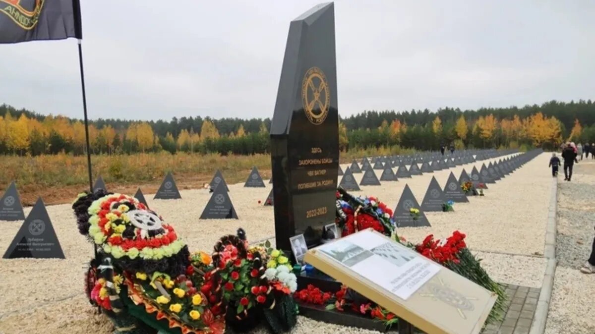 Зубы Дракона вместо крестов: почему Вагнер переделывали кладбища по всей России – что означают черные пирамиды-обелиски на могилах