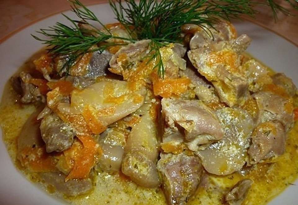 Куриные желудочки с грибами и макаронами