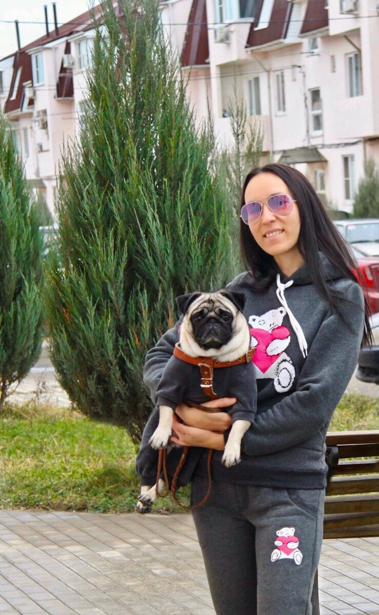 Фото канала "Александра Лакк". Автор фото писатель и фотохудожник Славяна Бушнева с мопсом в Краснодаре (Парк Галицкого)