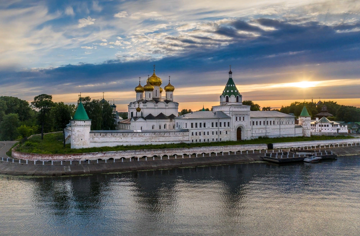 Ипатьевский монастырь, с которого началось царство дома Романовых в России. А первым из царей Романовых был мой тёзка Михаил. Мой дом был через реку Кострому окнами напротив.