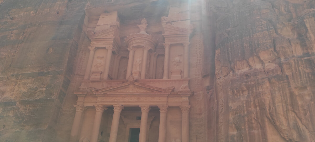 Днем Сокровищница залита солнечным светом, а внизу туда-сюда снуют туристы и бедуины 