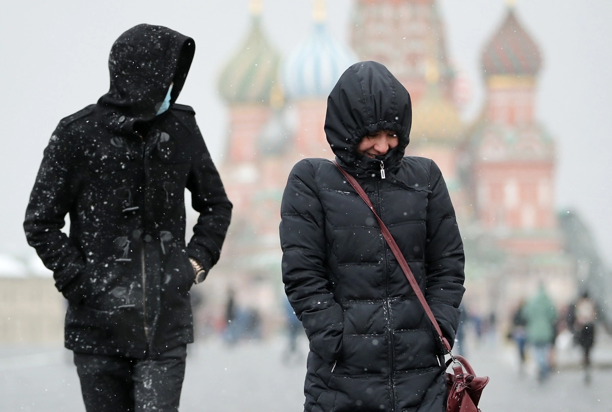 люди зимой. аномальные морозы в москве. в москве холод будет. в москве холод будет. люди зимой на улице.
