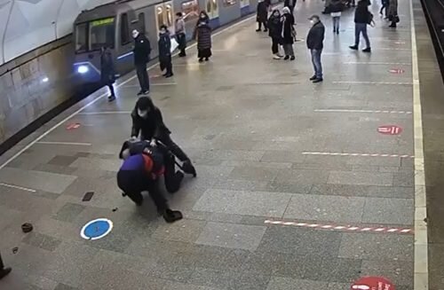 Мигранты из Таджикистана избили двух полицейских на станции московском метро.