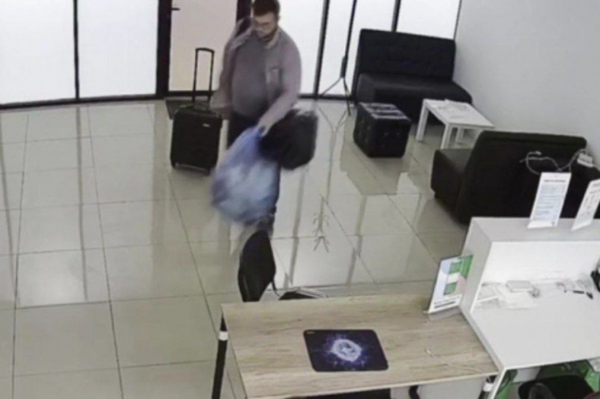    Житель Ставрополья сбил камеру шваброй и обокрал салон связи в Москве