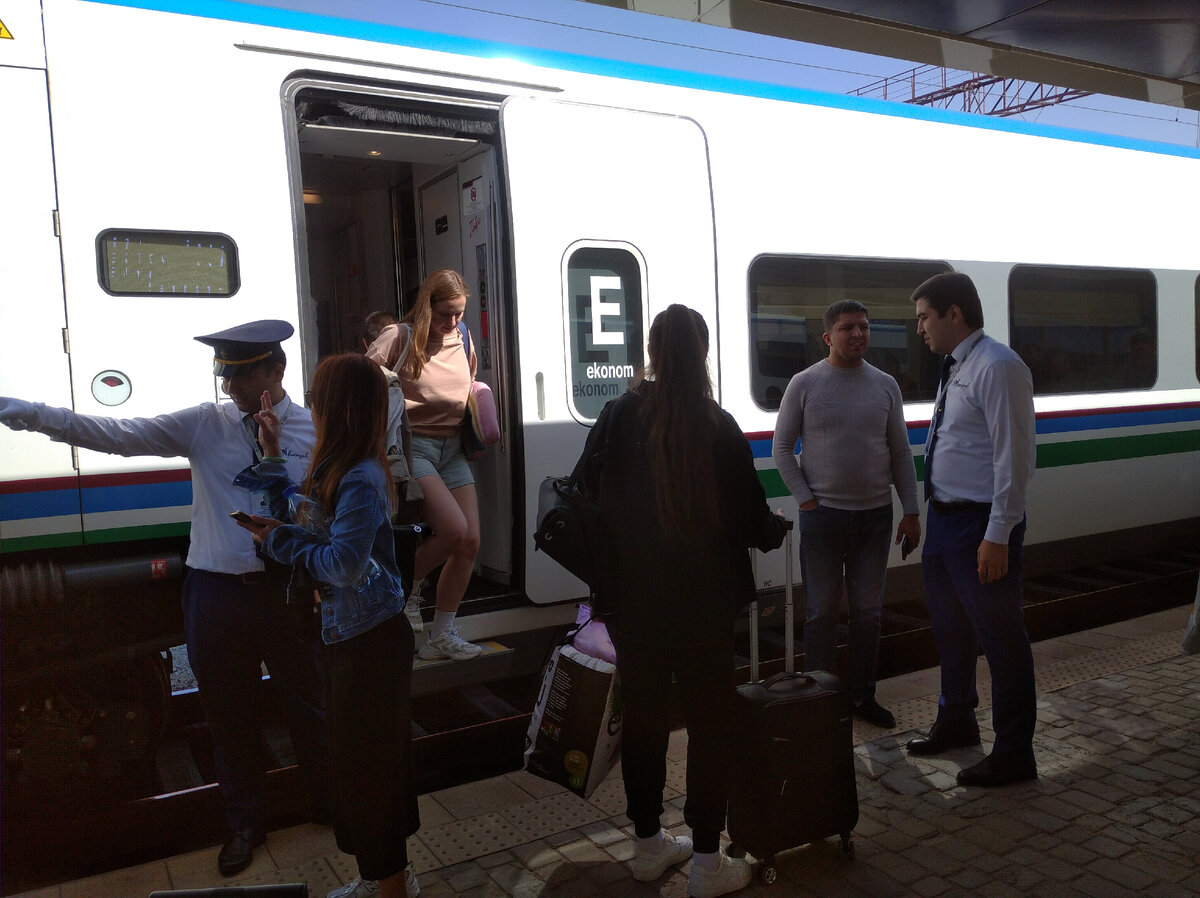 ÐÐ¾ÑÐ»Ðµ ÑÐ¾Ð³Ð¾, ÐºÐ°Ðº Ñ Ð¿ÑÐ¾ÐµÑÐ°Ð» Ð¸Ð· Ð¡Ð°Ð¼Ð°ÑÐºÐ°Ð½Ð´Ð° Ð² Ð¥Ð¸Ð²Ñ Ð½Ð° ÑÑÐ°ÑÐ¾Ð¼ Ð¿Ð¾ÐµÐ·Ð´Ðµ Ð² ÑÐ±Ð¸ÑÐ¾Ð¼ Ð¿Ð»Ð°ÑÐºÐ°ÑÑÐµ, ÑÐµÑÐ¸Ð», ÑÑÐ¾ Ð½ÑÐ¶Ð½Ð¾ Ð² ÐºÐ°ÑÐµÑÑÐ²Ðµ ÐºÐ¾Ð¼Ð¿ÐµÐ½ÑÐ°ÑÐ¸Ð¸ Ð¿ÑÐ¾ÐºÐ°ÑÐ¸ÑÑÑÑ Ð½Ð° ÑÑÐ¼-ÑÐ¾ Ð±Ð¾Ð»ÐµÐµ ÐºÐ¾Ð¼ÑÐ¾ÑÑÐ½Ð¾Ð¼ Ð¸ Ð¿ÑÐ¸ÑÑÐ½Ð¾Ð¼.-18