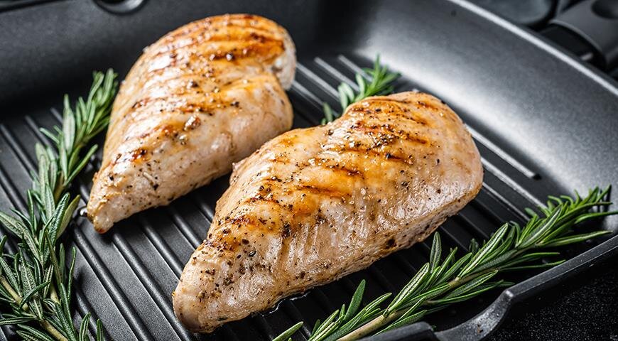 Куриная грудка считается диетическим продуктом, она содержит мало жира и много белка