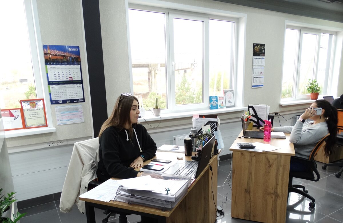 Рядом с Юлей Яна, но она не любит фотографироваться. Яна тоже логист-экспедитор ООО «ТК АВТОКРАФТ».