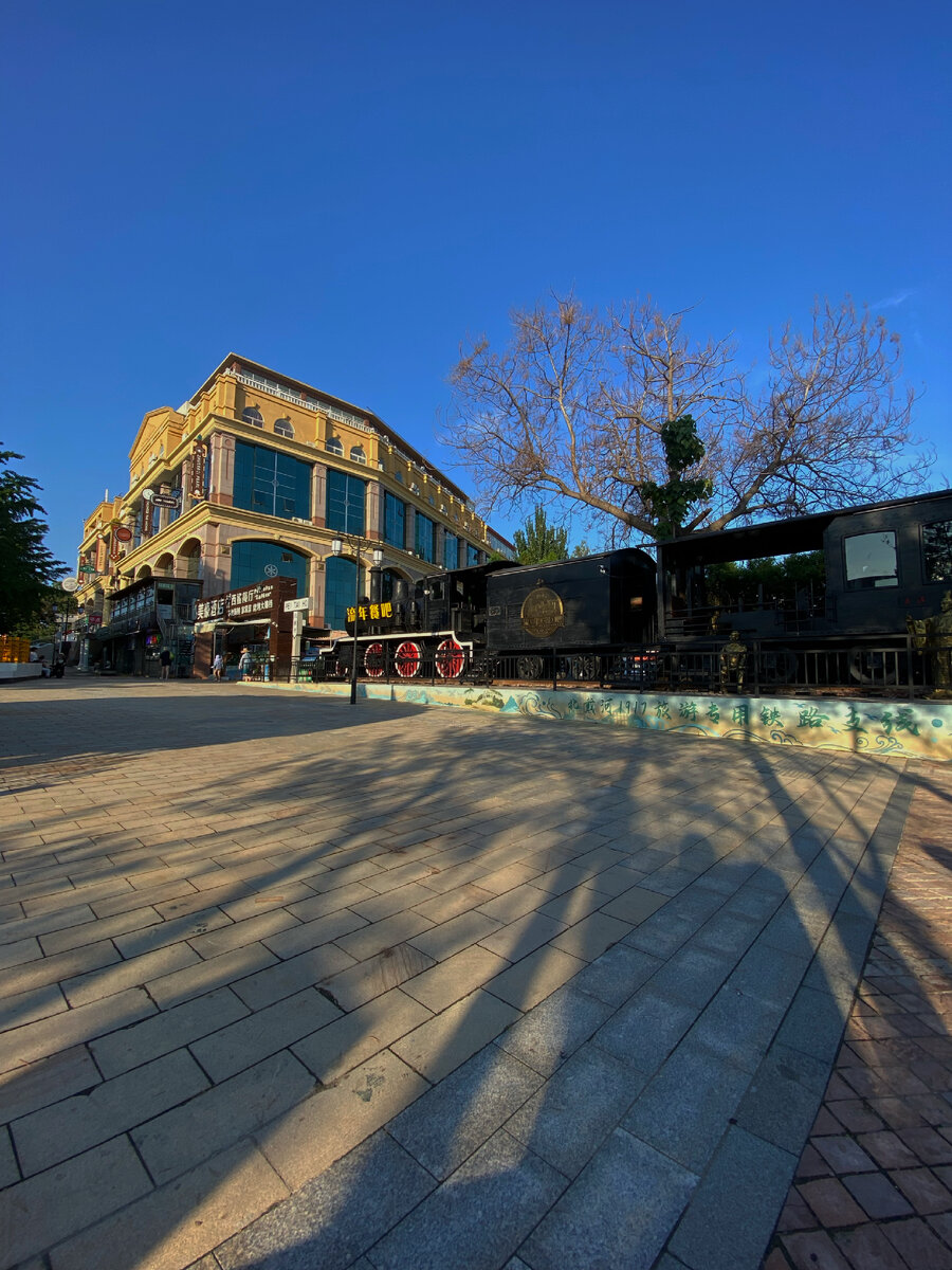 Вот там за поездом ресторан «Харбин»: внимательно перепроверяйте счет за ними через переводчик по фото, нас наколоть пытались сначала на 6ю, а затем еще на 25ю.