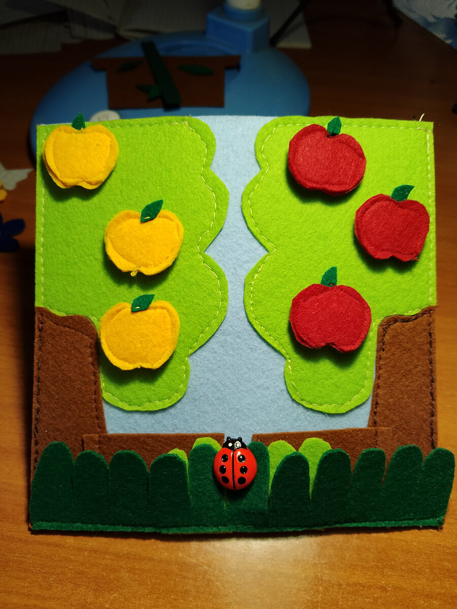 Например на этой странице ребенок помогает взрослому собрать урожай яблок по корзинам в зависимости от цвета яблок.