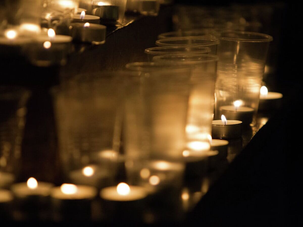    Томичи зажгли около 200 свечей в память о жертвах терактов© РИА Новости / Яков Андреев