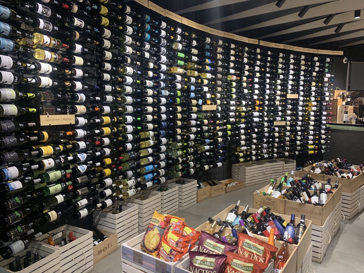 Соседняя дверь от ресторана - винный магазин с огромным выбором вин, которые представлены в т.ч. в барной карте ресторана.