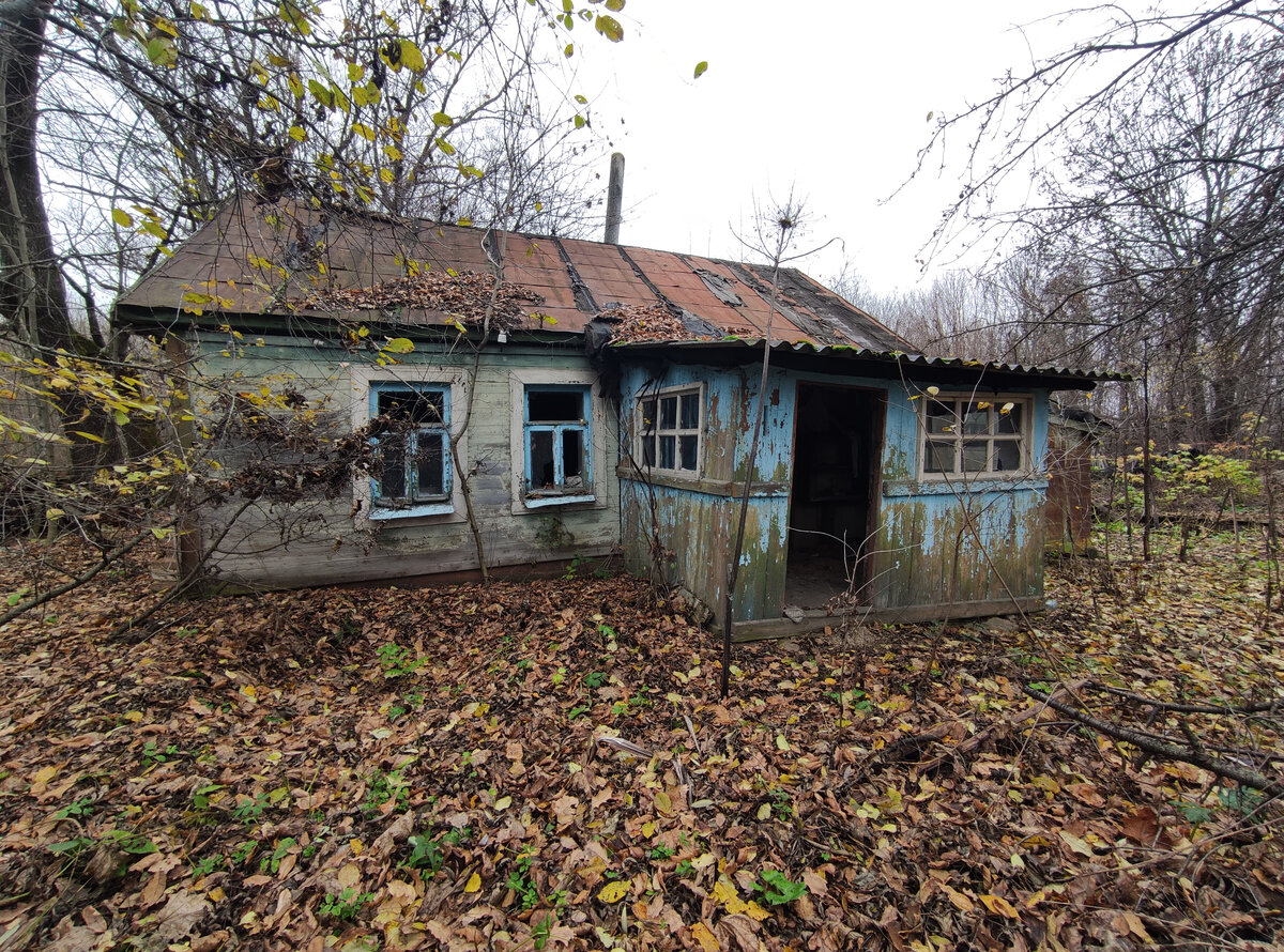 Продолжаю показывать заброшенную деревню. В этот раз зашел в дом ...