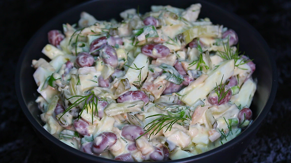 Салат с фасолью, курицей, яйцами и огурцом