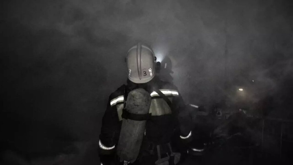     Пожар произошел во вторник вечером в жилом комплексе «Шоколад» в Дзержинском районе. Из дома были эвакуированы жильцы в связи с сильным задымлением, по словам очевидцев.