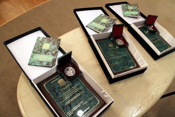 Каждому лауреату вручается диплом, золотая медаль в уникальном малахитовом футляре-шкатулке и сумма, эквивалентная 10—15 тысячам долларов США. Фото: cdn.fishki.net