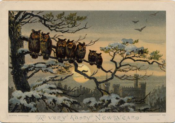 Чаще всего на новогодних открытках изображается снег, наряженная ёлка, Дед Мороз. Но открытка прошла долгий путь прежде чем стать узнаваемым объектом искусства.