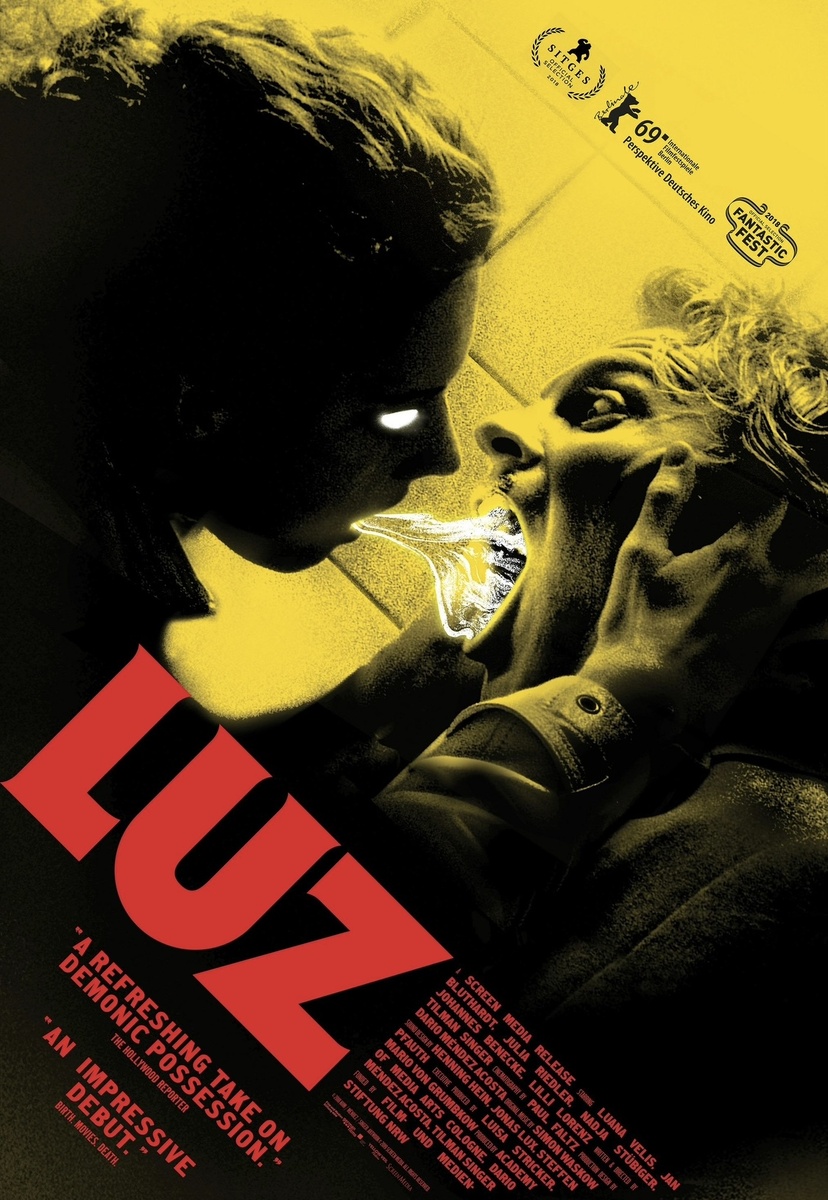 Спасаясь от чего-то неведомого, Лус прибегает ночью в полицейский участок. За девушкой давно охотится нечто демоническое.