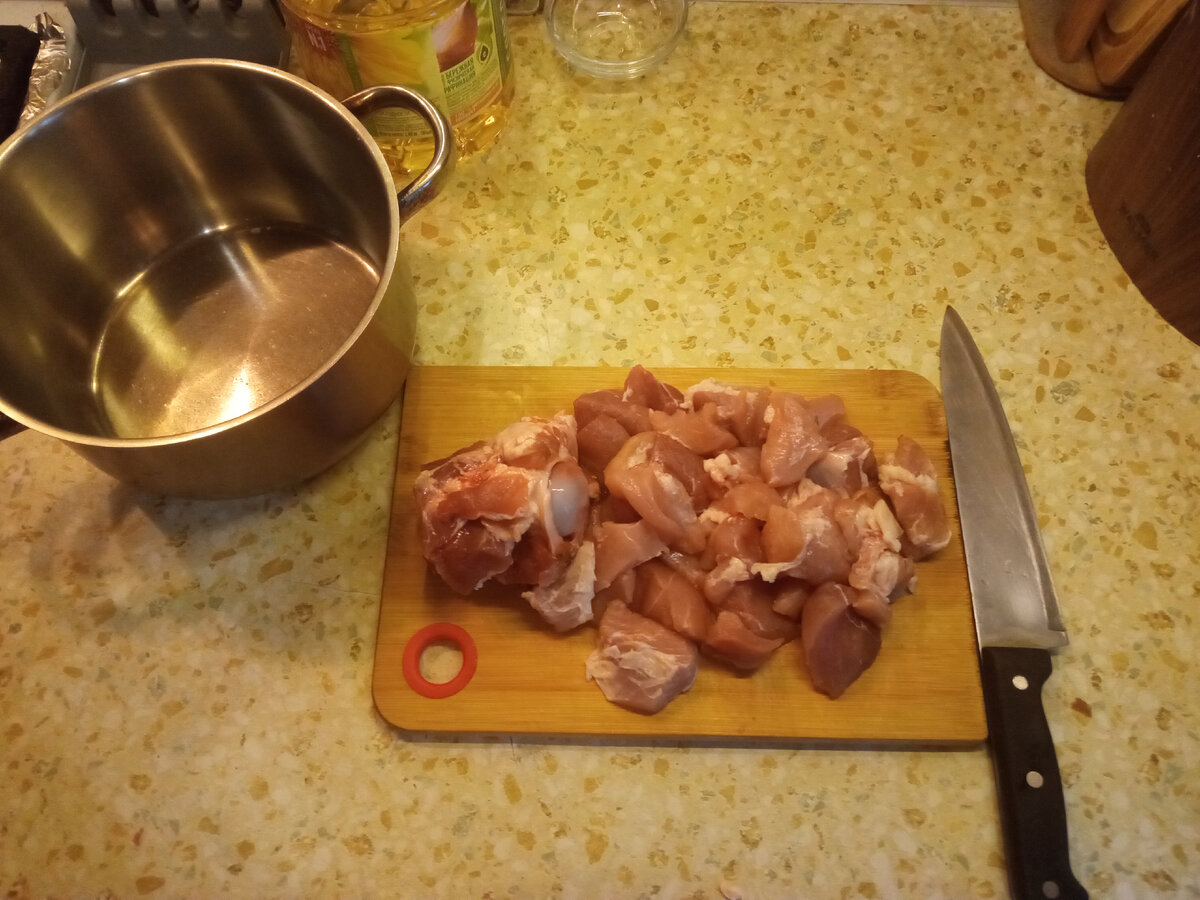 Мясо моем, отделяем от косточки и нарезаем небольшими кусочками. Складываем в кастрюлю и заливаем холодной водой. Ставим на плиту, ждем когда закипит, при этом снимаем образовавшуюся пенку. Как только мясо закипит, делаем газ немного тише, солим бульон, добавляем лавровый лист и перец горошком для аромата самого бульона. Варить бульон 1 час. Пока вариться бульон займемся овощами.