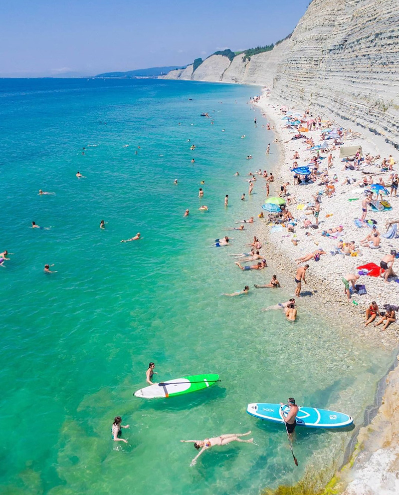 Отдыхающие на пляже. Сочи летом пляж. Отдыхать на море. Геленджик 2021 сосновка. Можно ли ехать на юг.