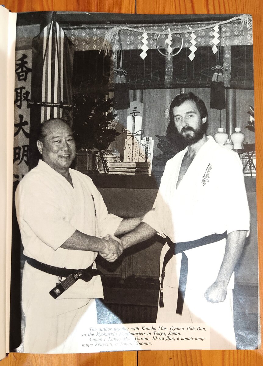 Книга большого формата с твердым переплётом.