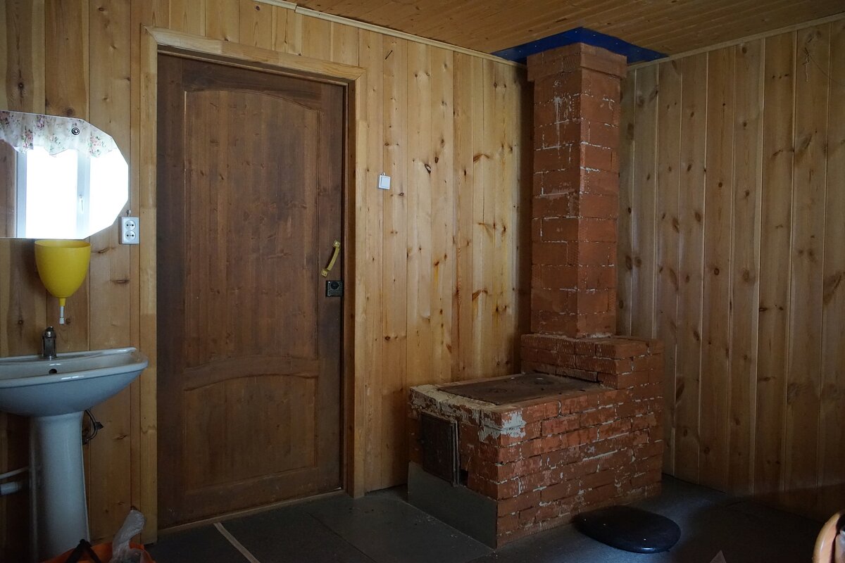 Печка внутри домика на турбазе в долине реки, фото автора
