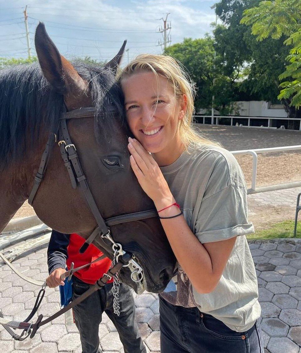    Сапа Виктория увлеклась верховой ездой. Фото: личная страница Виктории Азаренко в соцсети.