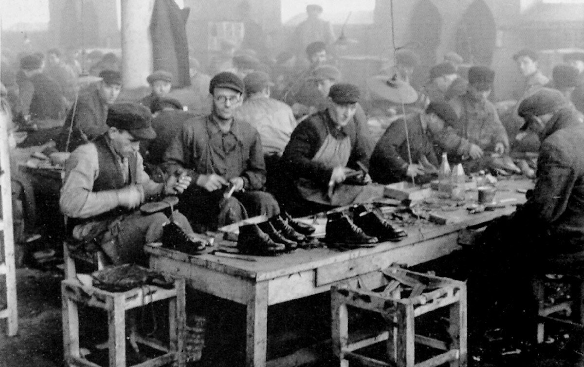 Евреи бесплатно шьют обувь на фабрике