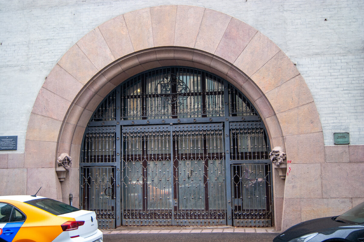 Арка здания Московской Центральной телефонной станции Шведско-Датско-Русского телефонного акционерного общества в Милютинском переулке.