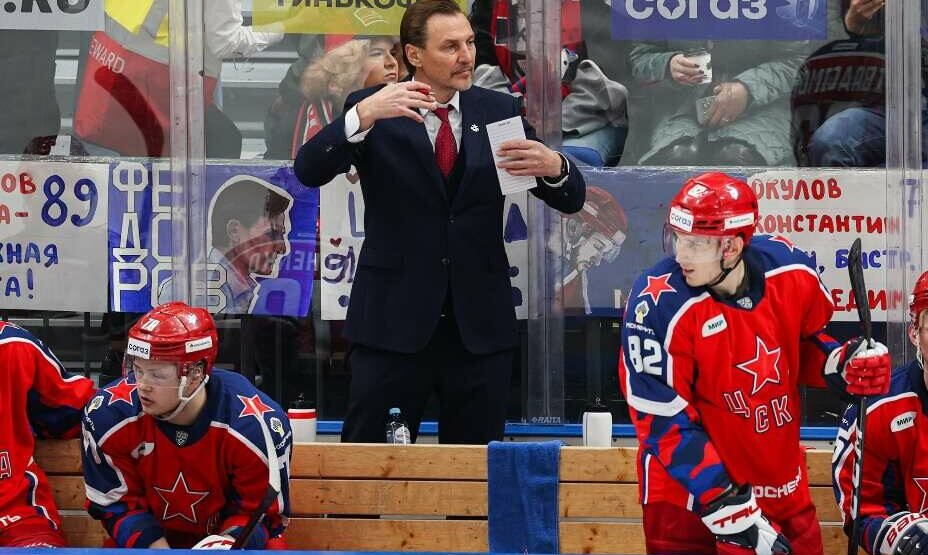    Главный тренер ЦСКА Сергей Федоров опять рискнул, сняв вратаря, но не выиграл. Фото: Соцсети ПХК ЦСКА