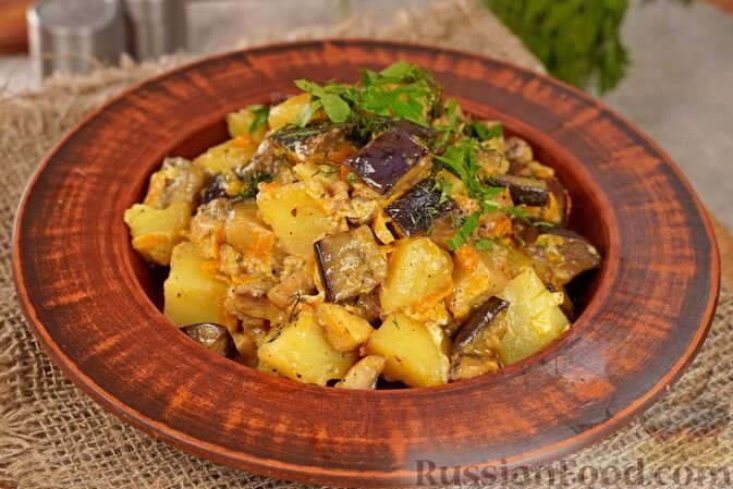 картофель, баклажаны, шампиньоны, лук репчатый, морковь, чеснок, сметана, масло растительное, соль, перец чёрный молотый, лавровый лист, карри, приправа для картофеля, травы итальянские сушёные