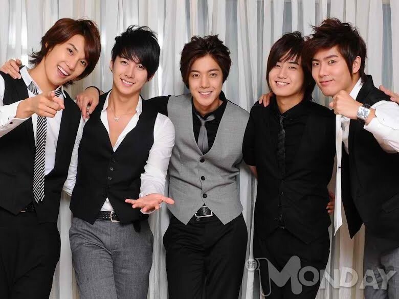 SS501(слева направо:) Пак Чон Мин, Ким Хен Чжун, Ким Хен Джун, Хо Ён Сэн и Ким Кю Джон