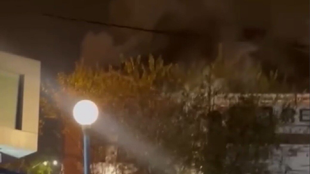     Пожарные потушили возгорание, которое произошло в здании известного во Владивостоке ресторана-пивоварни на улице Борисенко. Пламя удалось ликвидировать достаточно быстро.