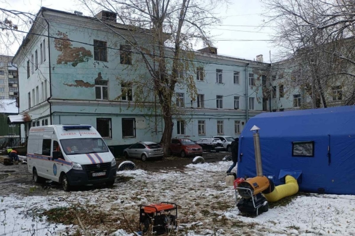    Спасатели работают около дома, расселяемого из-за угрозы обрушения в Перми