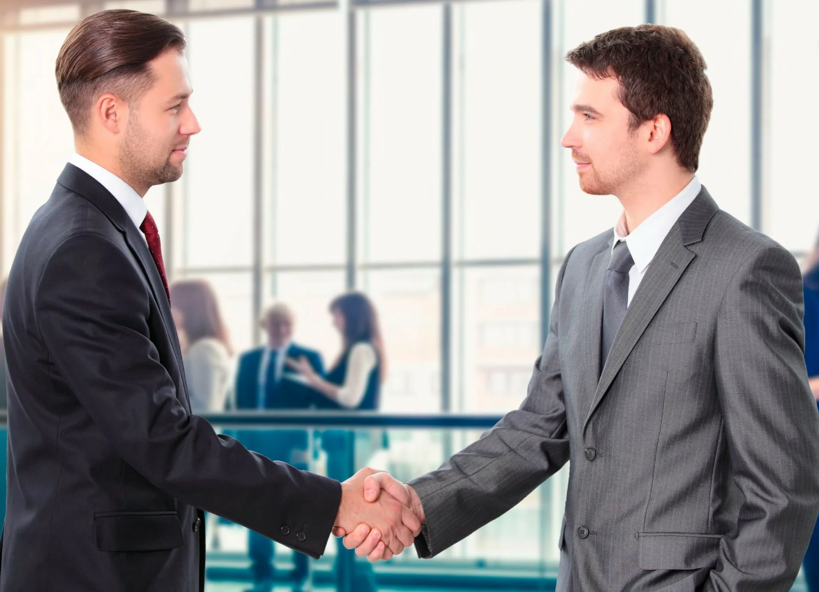 серьезные действия. переговоры двух людей. серьезные действия. кристелев алексей анатольевич. грустный бизнесмен.