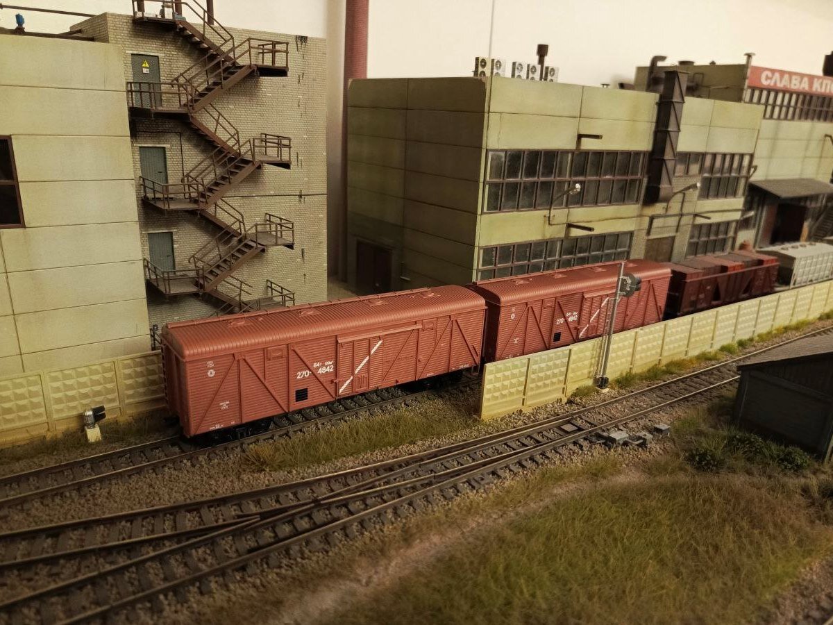 Модель вагона 11-066 в родной стихии конца 80-х - начала 90-х годов на макете со зданиями промышленного предприятия