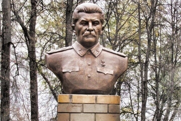 В Кремле прокомментировали установку памятника Сталину на детской площадке