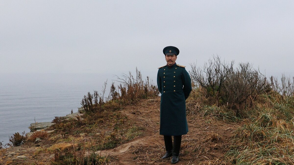     Сегодня рано утром на мысе Тобизина с традиционной церемонии разбития тарелки начались съёмки восьмисерийного фильма «Арсеньев» (12+). Главную роль в ленте исполнит народный артист России Евгений Миронов.