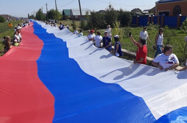    Оренбуржцы побили рекорд на самый длинный флаг в РФ