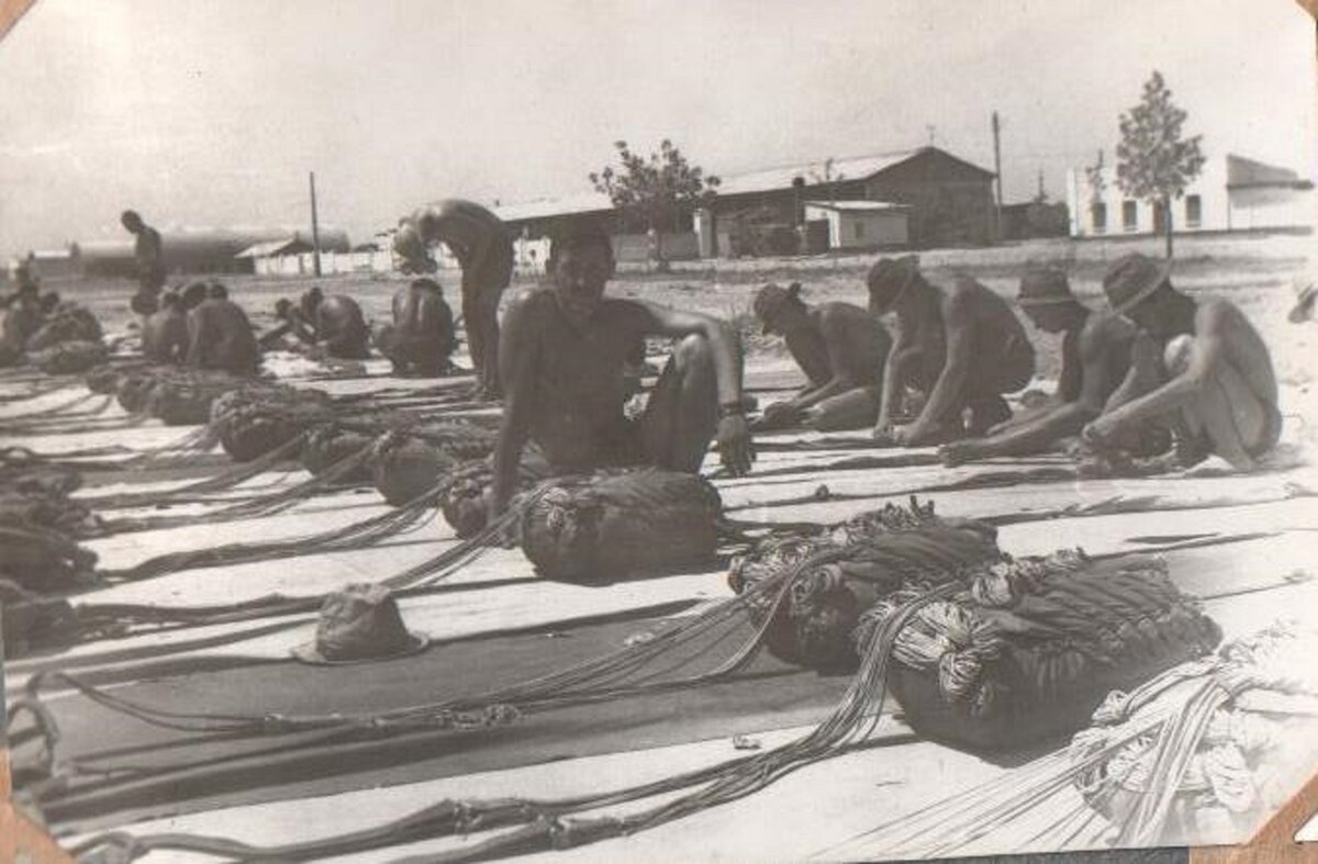 Фергана. !978 год. Укладка парашютов личным составом  3 роты.