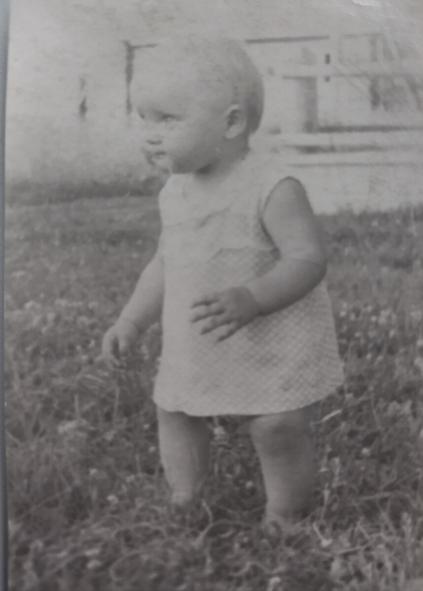 Папа запечатлел мои первые шаги, мне почти годик. Уже тогда было видно, какая я серьёзная! 