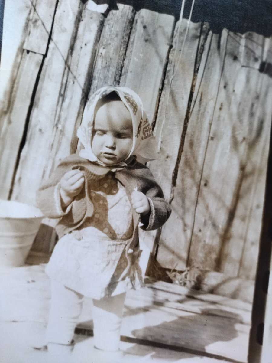 Занимаюсь важным делом, ищу пуговицу, чтобы потом найти петельку, и наконец, застегнуть кофту. 