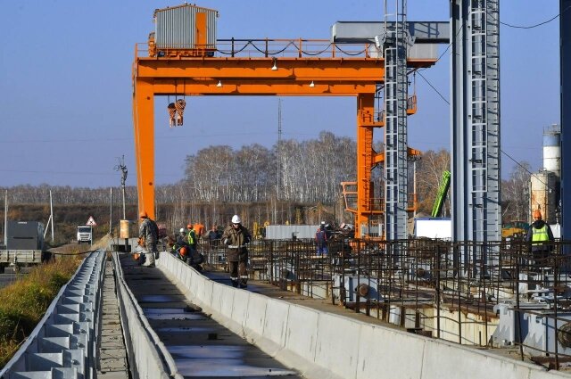    «Продолжается строительство Красногорского гидроузла на Иртыше. Сегодня на объекте работают 120 человек - бетонщики, сварщики, электрики, машинисты, а также 29 единиц техники». Фото: правительство Омской области