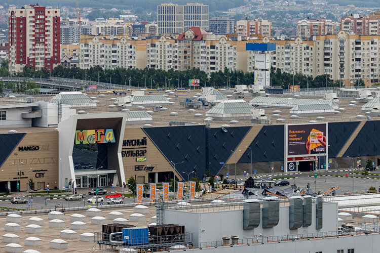    Сейчас в «МЕГЕ», которая занимает 120 тыс. «квадратов», пустует 23 тыс. кв. м от закрывшейся шведской IKEA, еще 13 тыс. «квадратов» — от гипермаркета OBI, который переехал в соседнее здание Фото: «БИЗНЕС Online»