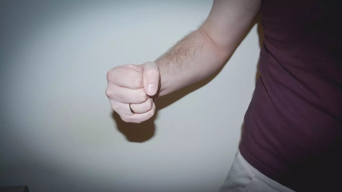     Пострадавшего возмутил шум в ночное время суток. Попытка поговорить с соседом обернулась для него травмой головы.