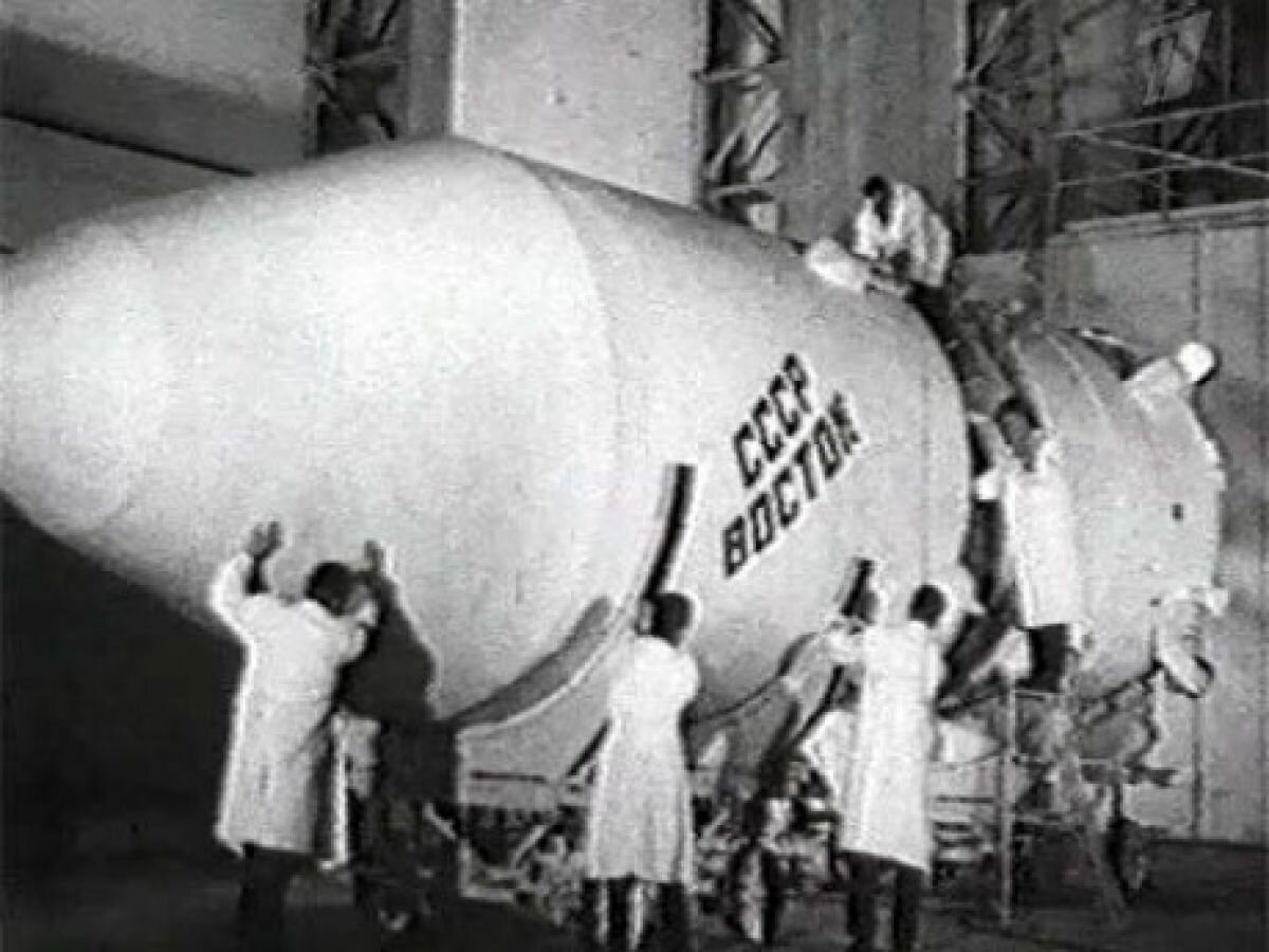 Год первого полета космического корабля восток. Восток 1 Гагарин 1961. Гагарин первый полет в космос. Первый полет в космос 1961.
