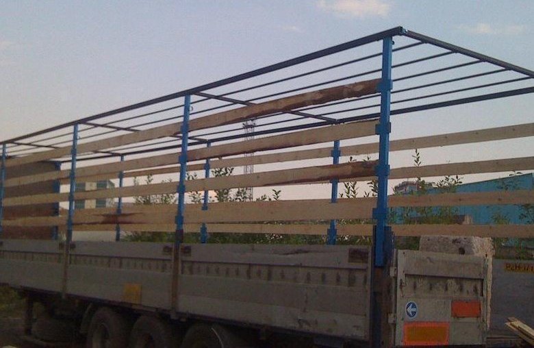 Каркас полуприцепа под тент-«мешок». Снимок для примера из свободных источников.